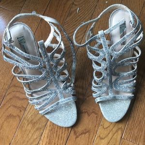 Silver Sparkle Pump size 9M by Inc.